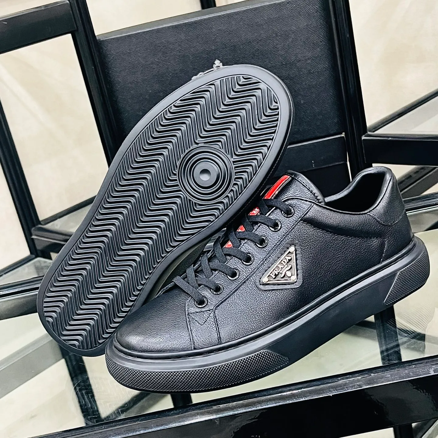 Men's shoes💰440 Prada/Prada Men's new casual shoes, this upper is made of imported calfskin + sheep lining! The outside is decorated with the P family's classic metal triangle enamel logo, and the outsole is made of non-slip sports foam ultra-light outsole, which feels good on the feet and is a fashionable and fashionable item!  Size: 38-44 (45 customized)